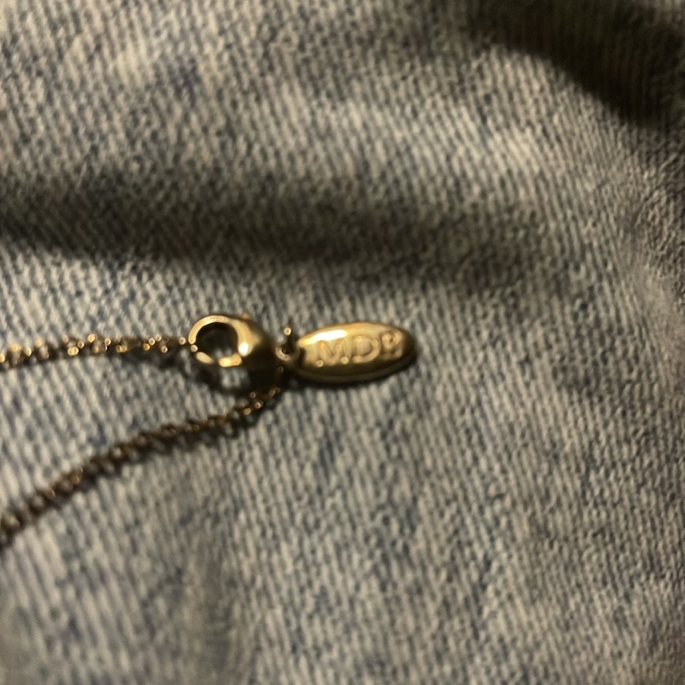 Gold R necklace - Picture 3 of 3
